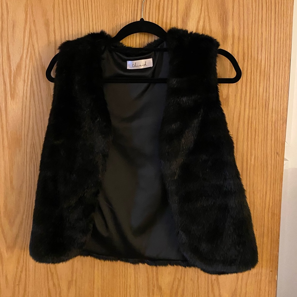 Black cropped faux fur vest